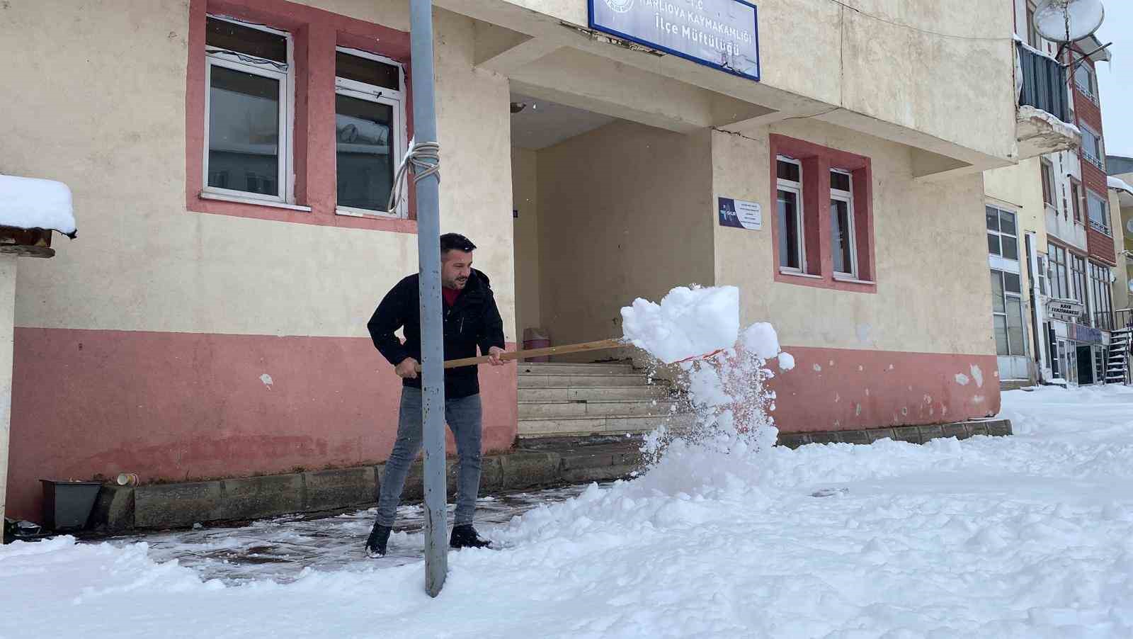 &lsquo;Mart kapıdan baktırdı kazma k&uuml;rek yaktırdı&rsquo;, Karlıova kara teslim oldu
