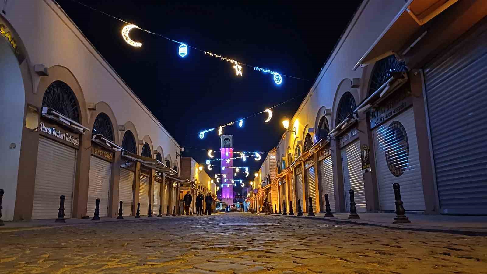 Adana sokakları Ramazan’da rengarenk oldu