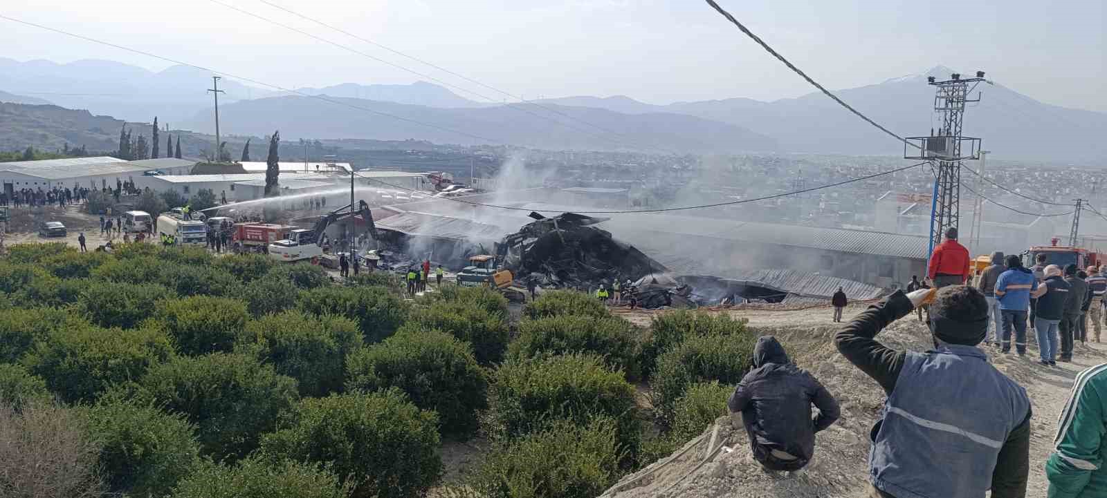 Konteyner işçi yatakhanesi alevlere teslim oldu
