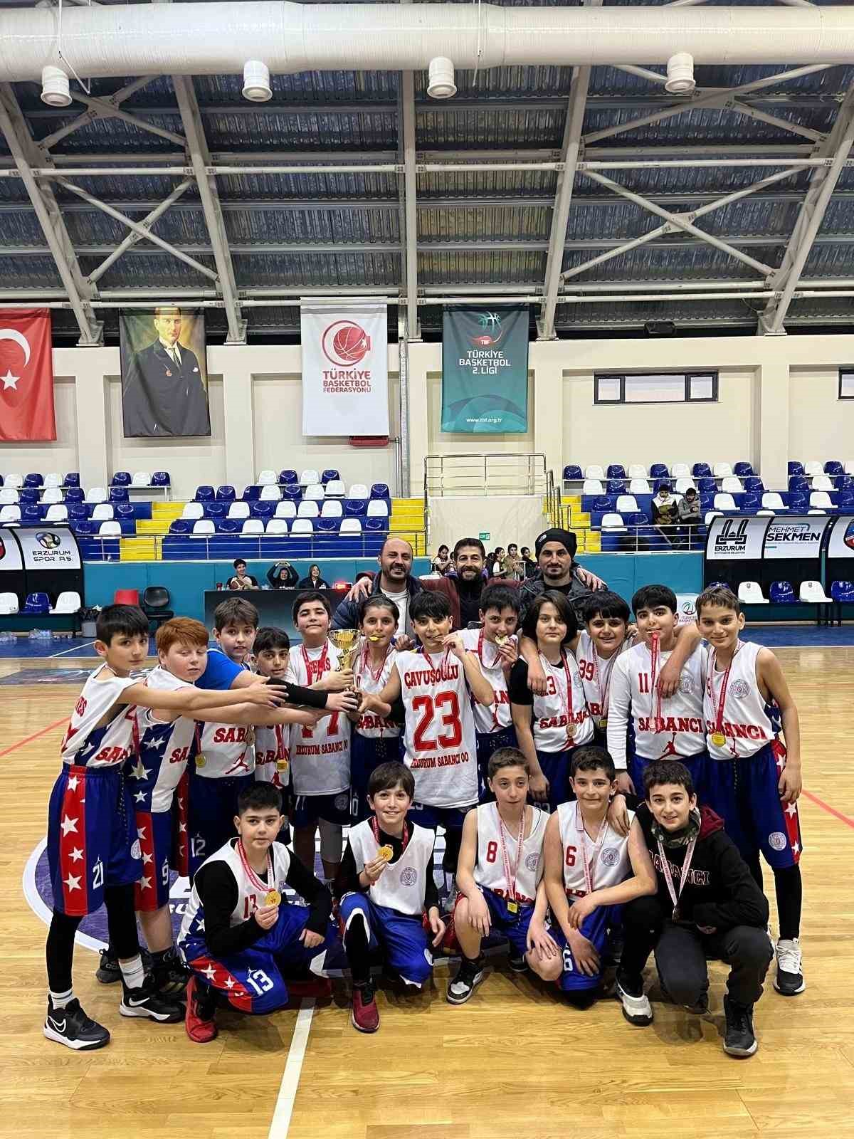 Sabancı basketbol k&uuml;&ccedil;&uuml;klerde hem kızlarda hem erkekler de şampiyon
