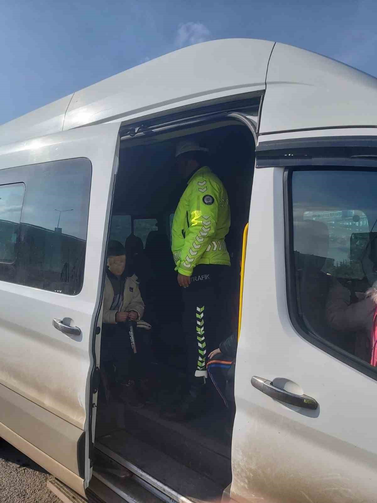 Kars’ta okul servisleri trafik ekiplerince denetlendi