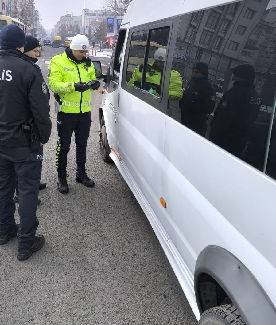 Kars&rsquo;ta okul servisleri trafik ekiplerince denetlendi
