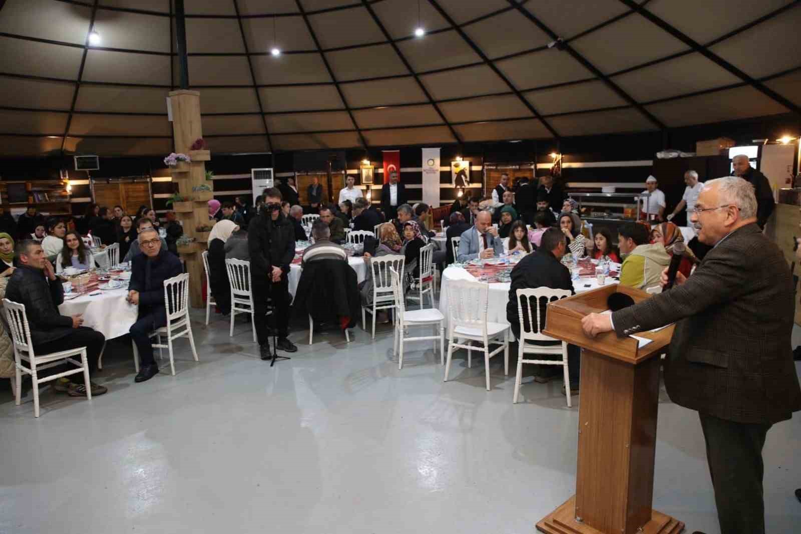 Başkan G&uuml;ler, orucunu &ouml;zel misafirleri ile a&ccedil;tı: "B&uuml;y&uuml;kşehir Belediyesi&rsquo;nin t&uuml;m imkanları emrinizde"
