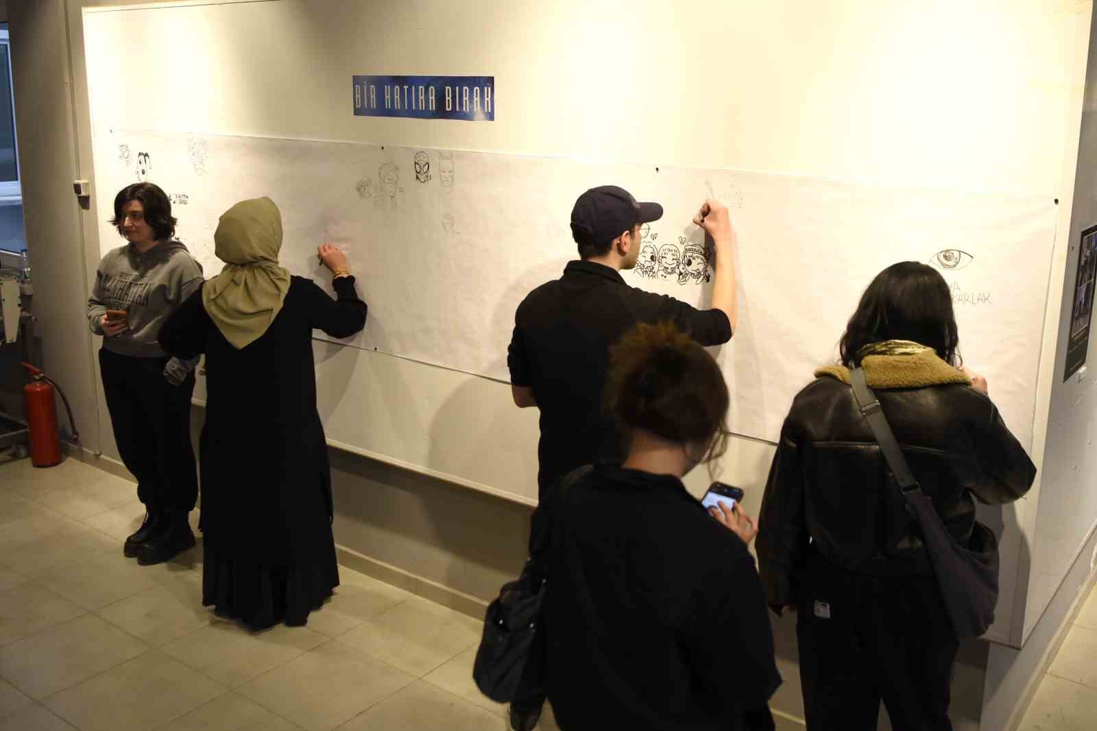 Anadolu &Uuml;niversitesi GSF Grafik Sanatlar B&ouml;l&uuml;m&uuml; &ouml;ğrencilerinden "G&ouml;rd&uuml;ğ&uuml;n Gibi" karma sergisi
