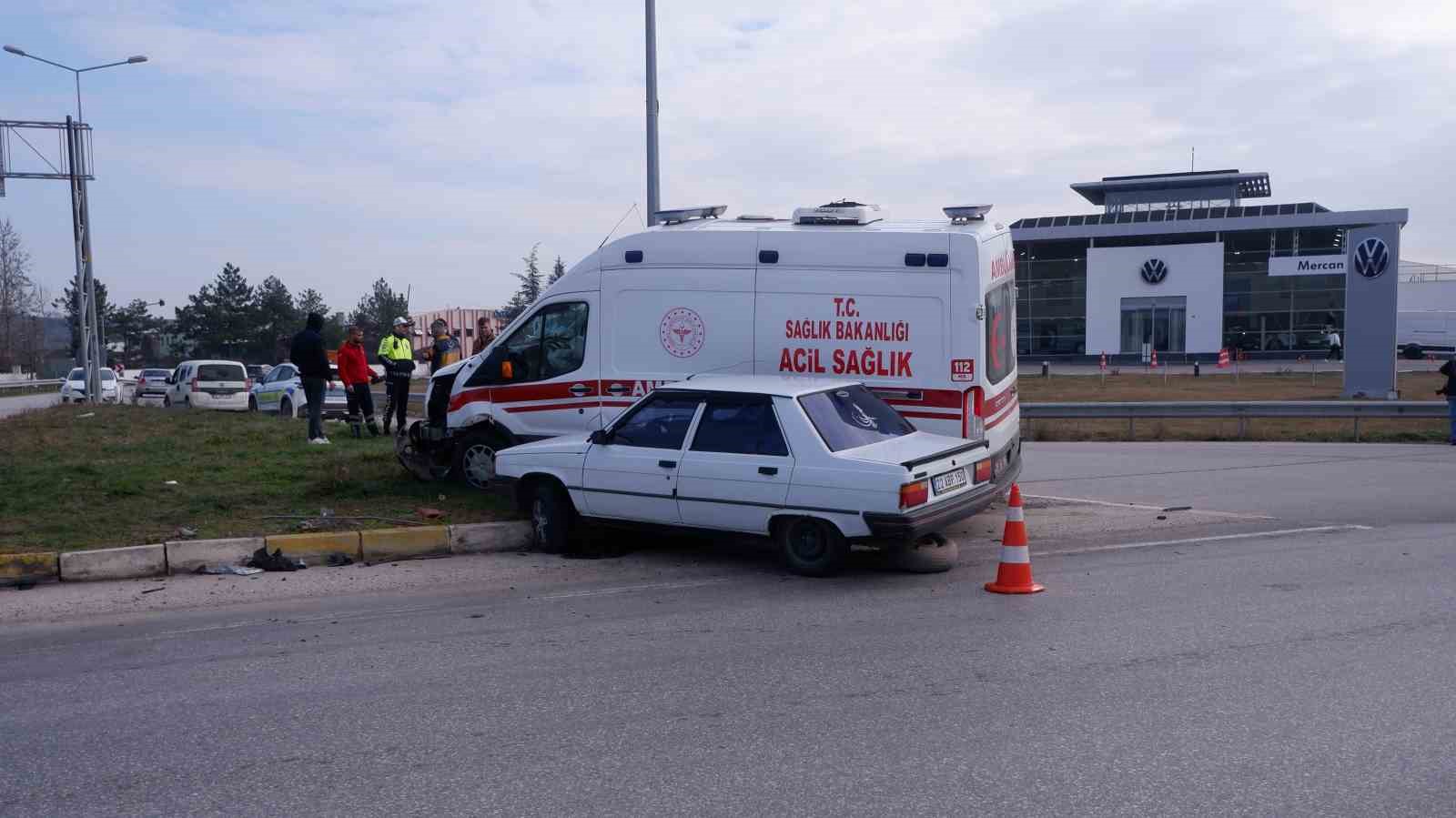 Ambulansla otomobilin &ccedil;arpıştığı kaza kamerada
