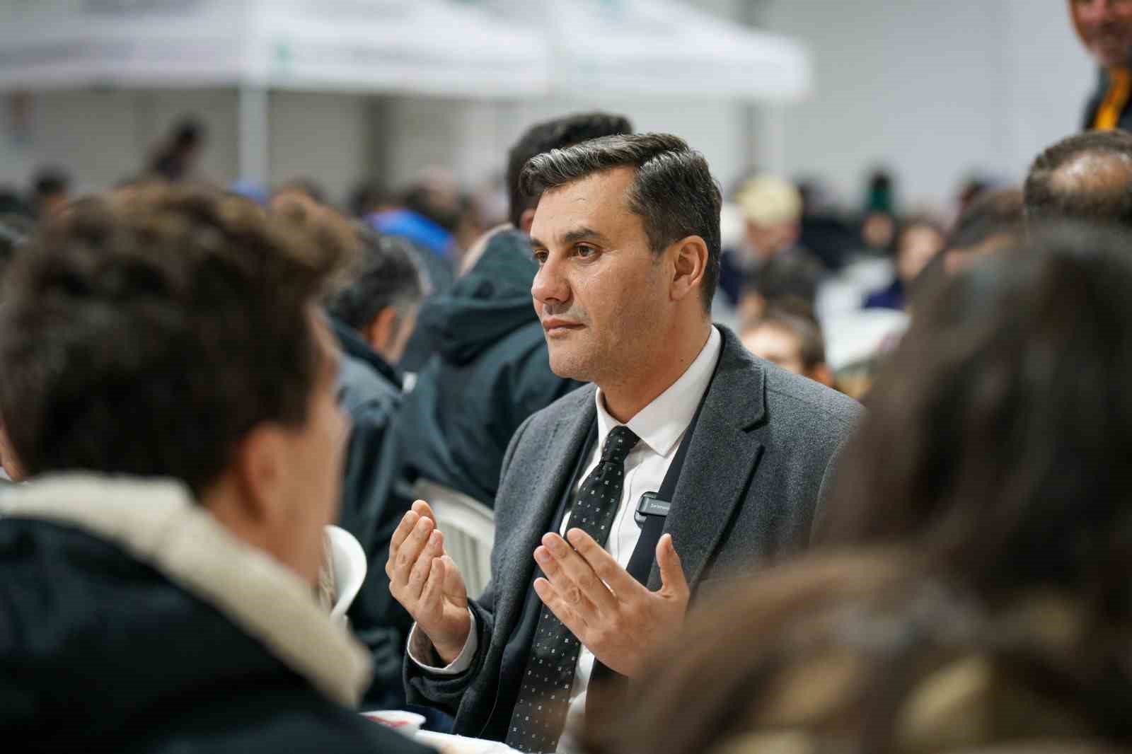 Başkan Zeyrek iftarda vatandaşlara yemek ikramında bulundu
