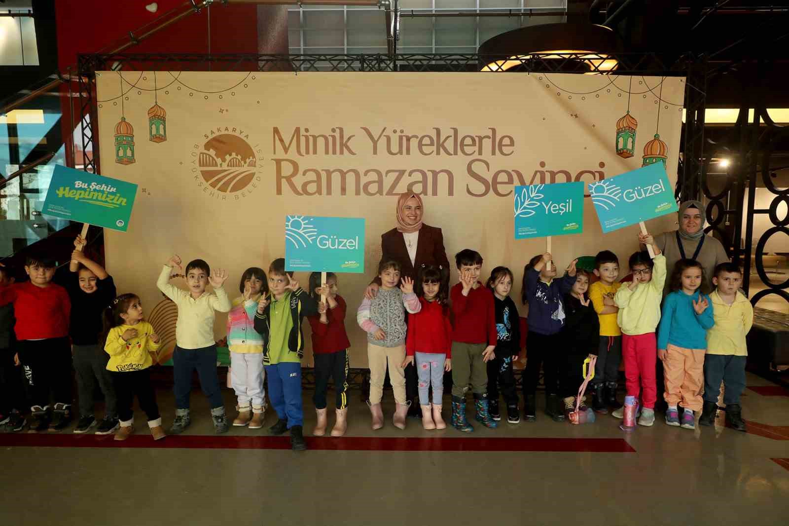 Minik y&uuml;reklere Ramazan sevincini taşıdılar
