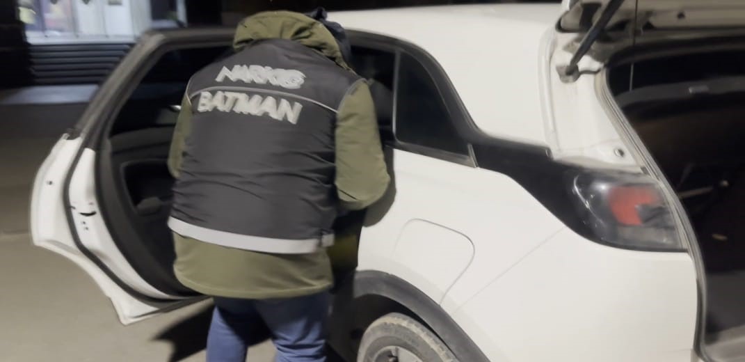 Batman’da durdurulan otomobilden 5 kilo 150 gram uyuşturucu ele geçirildi
