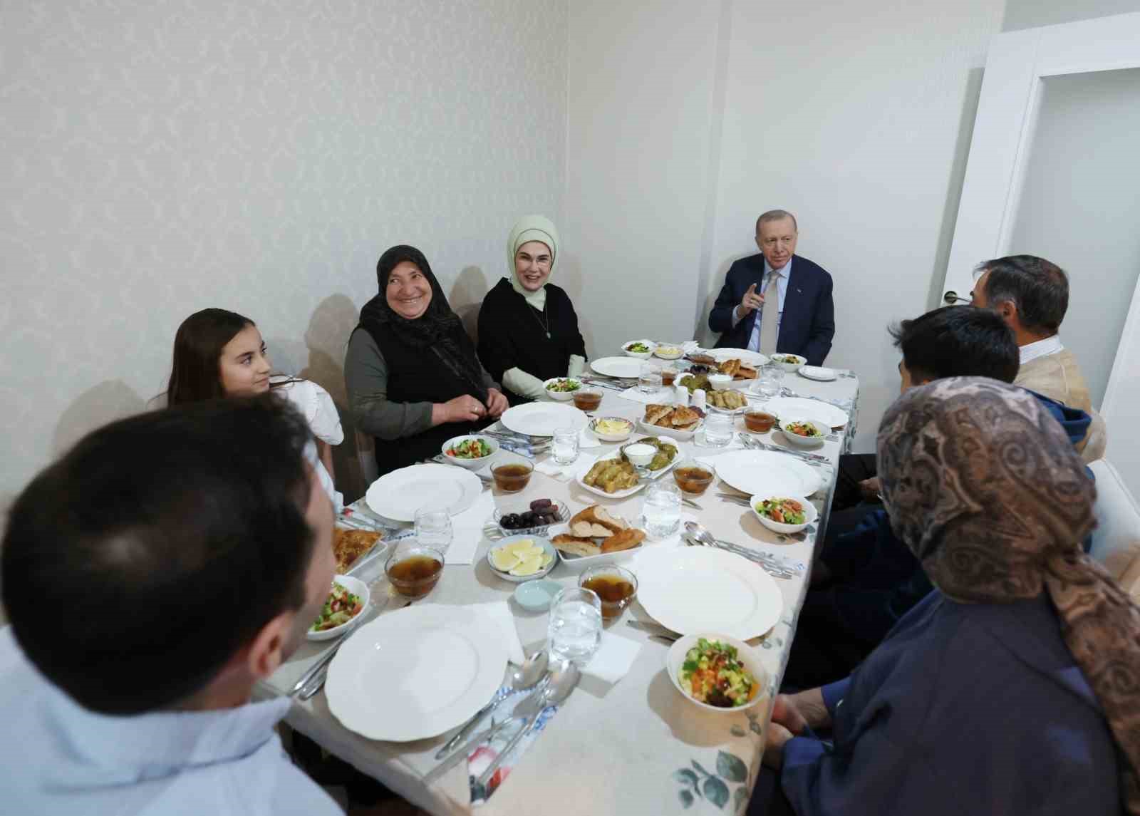 Cumhurbaşkanı Erdoğan ve eşi Emine Erdoğan, iftarda Fidan ailesini ziyaret etti 