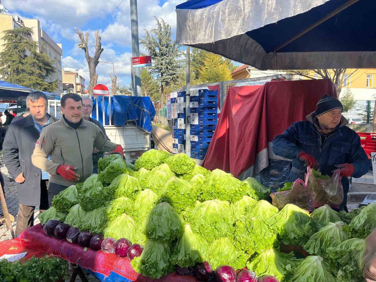 Tavşanlı&rsquo;da pazarcılardan Ramazan ayında taze &uuml;r&uuml;n
