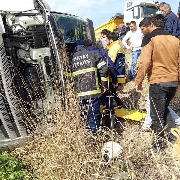 Şarampole devrilen enerji içeceği yüklü tırın sürücüsü yaralandı