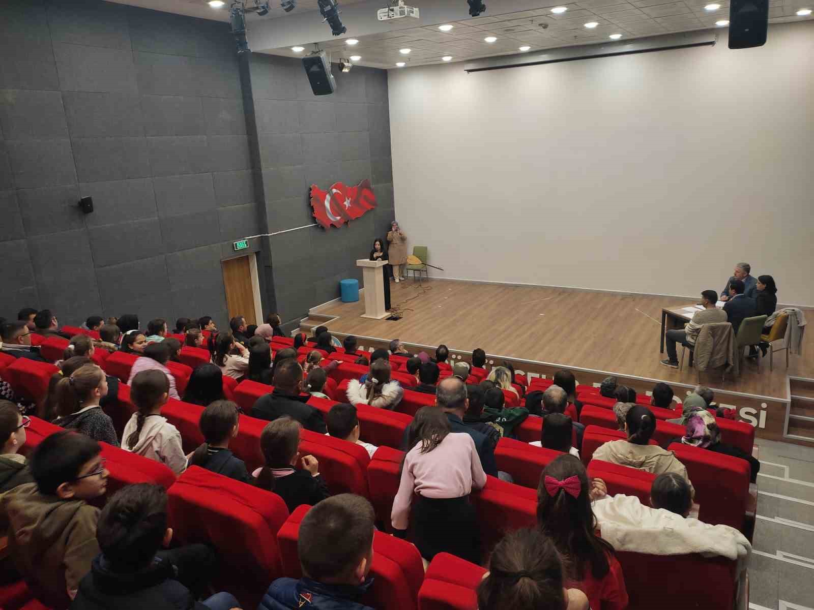 ’Vatan, millet, bayrak ve kahramanlık’ temalı şiir okuma yarışması düzenlendi