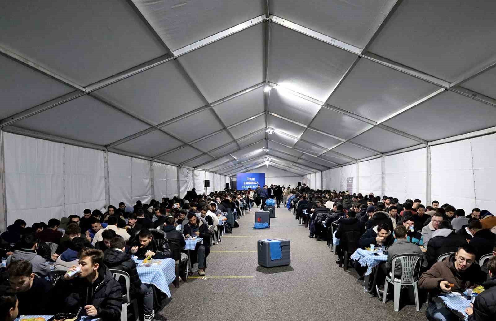 Farklı renklerdeki binler aynı sofrada oru&ccedil; a&ccedil;tı
