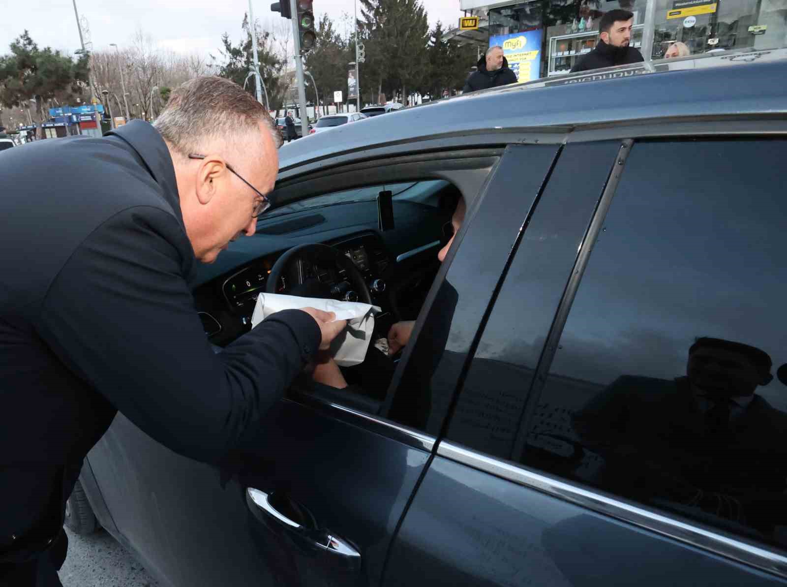 İftara yetişemeyen sürücülere iftarlık ikramı Başkan Işıksu’dan