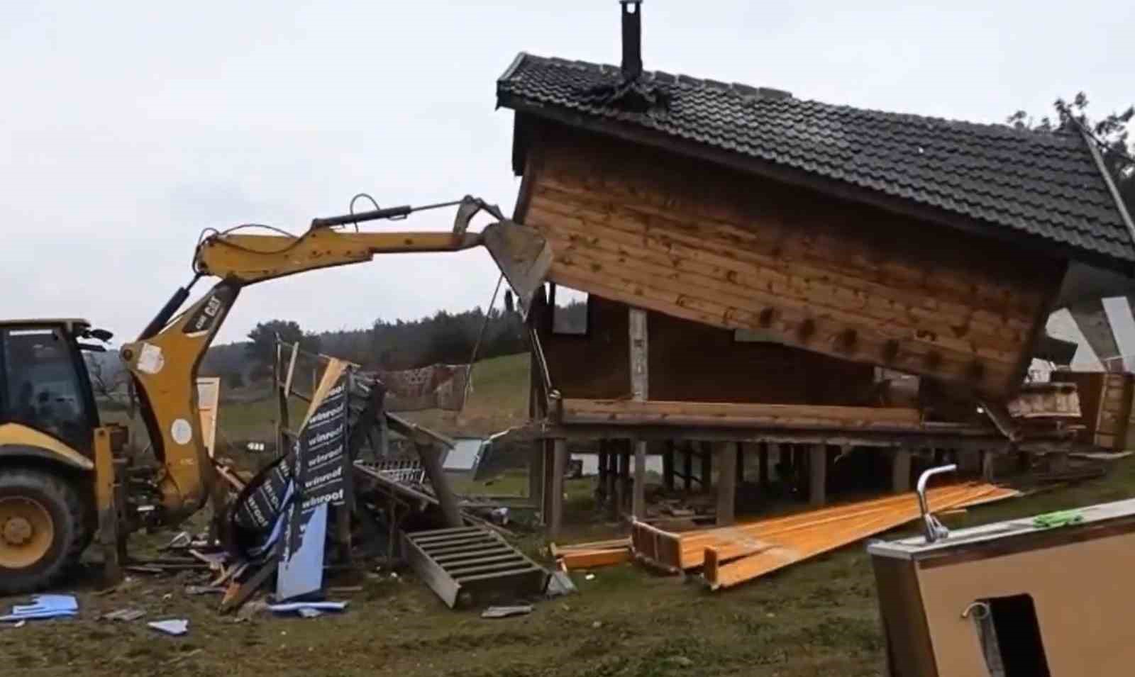 &Ccedil;anakkale&rsquo;de 12 ka&ccedil;ak yapının yıkımı ger&ccedil;ekleştirildi
