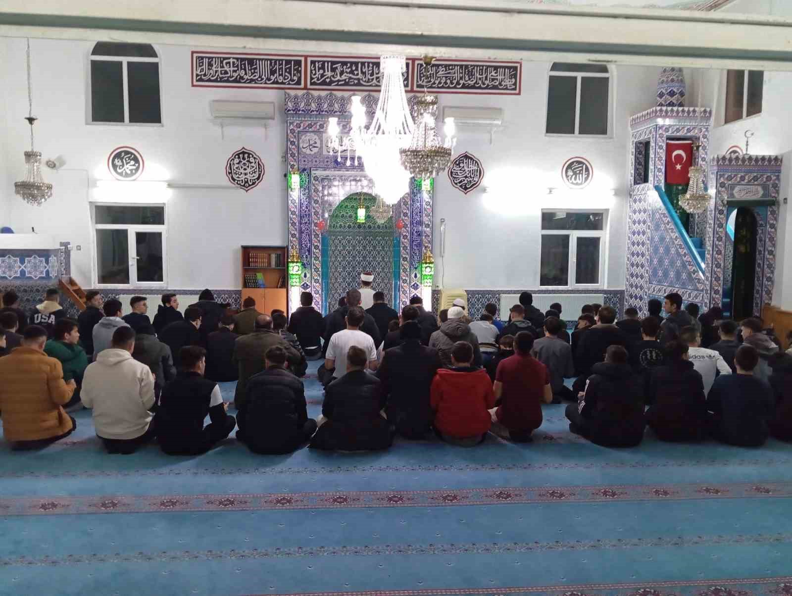 Beylikova&rsquo;da lise &ouml;ğrencileri teravih namazında buluştu
