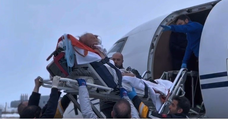 Bitlis&rsquo;te hava ambulansı 90 yaşındaki hasta i&ccedil;in havalandı
