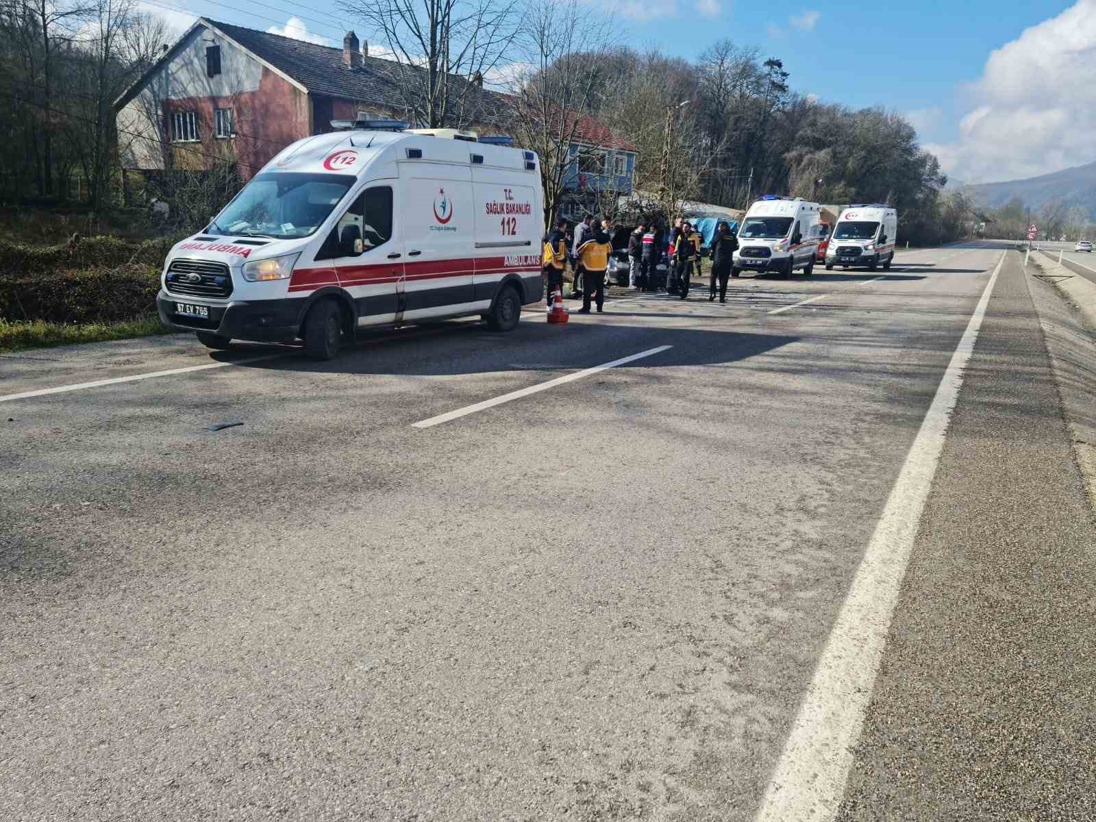 Lastiği patlayan otomobile yangın s&ouml;nd&uuml;rme t&uuml;p&uuml; taşıyan kamyonet &ccedil;arptı: 3 yaralı
