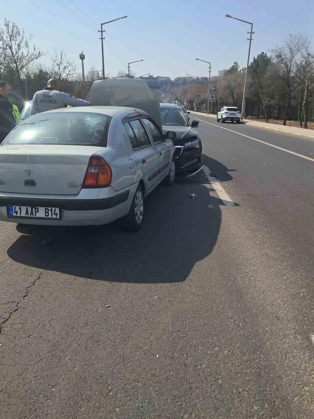 Diyarbakır&rsquo;da direksiyon başında kalp krizi ge&ccedil;iren s&uuml;r&uuml;c&uuml; kazaya neden oldu
