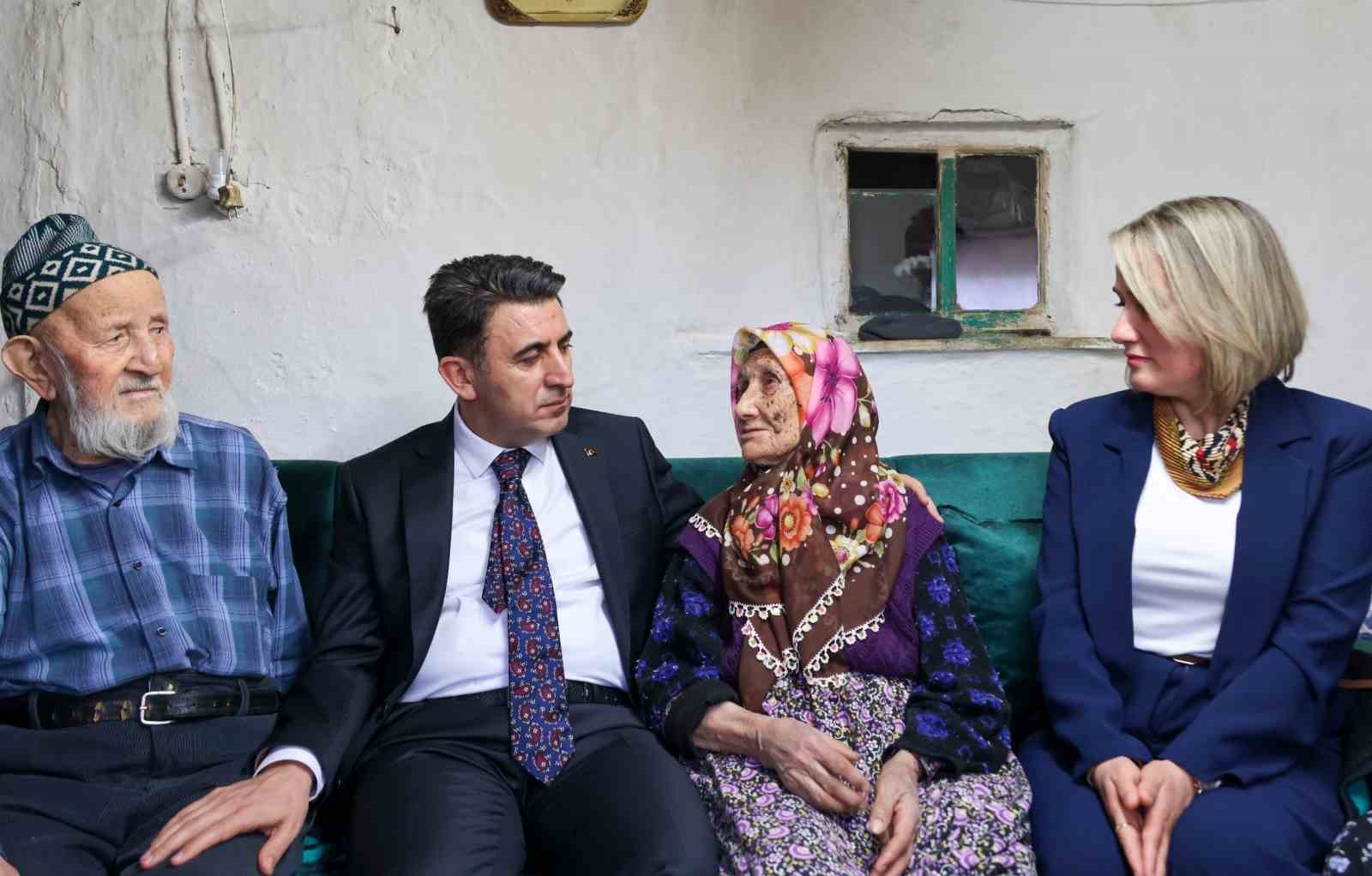 77 yıllık sevgi dolu ge&ccedil;en evliliğin sırrı
