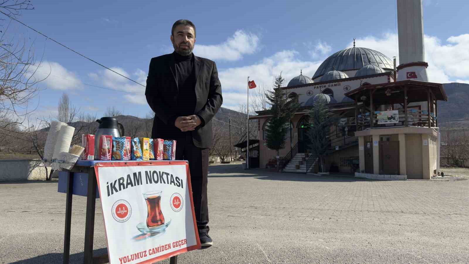 İftara yetişmek isteyen s&uuml;r&uuml;c&uuml;ler kaza yapmasın diye ikram noktası kurdu
