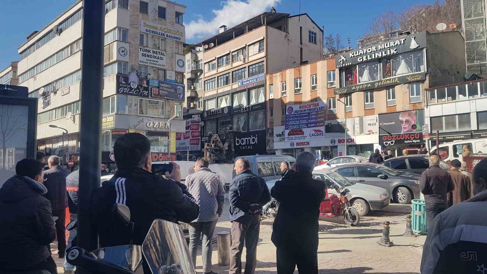 Çatıya çıkan şahsı görüntülemek için birbirleriyle yarıştılar