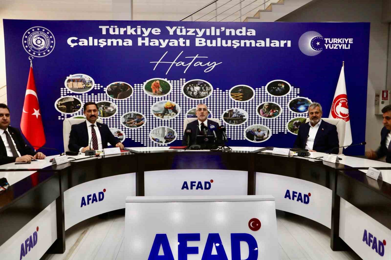 Bakan Işıkhan: "Gen&ccedil; n&uuml;fusta işsizlik oranı bir &ouml;nceki aya g&ouml;re 0,8 puan, bir &ouml;nceki yıla g&ouml;re 1,9 puan azalarak y&uuml;zde 14,9 seviyesine geriledi"
