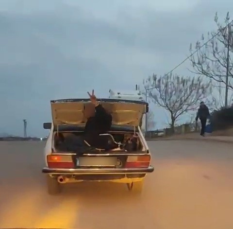 Otomobil bagajında yolculuk