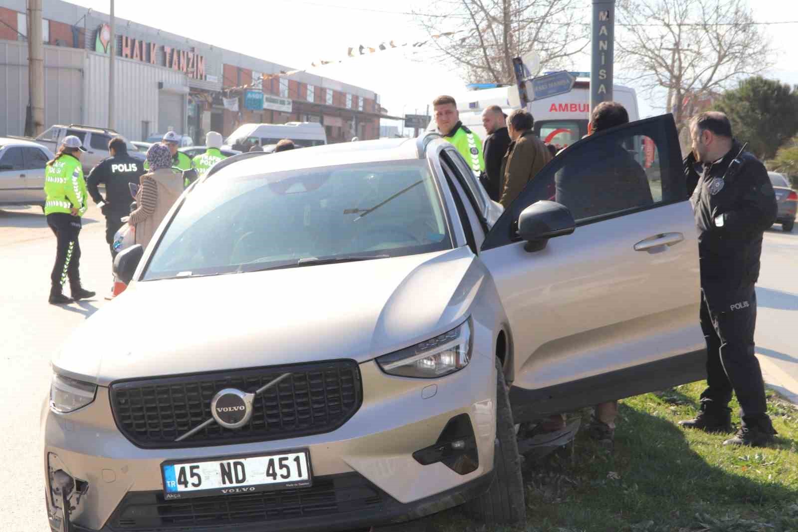 Turgutlu&rsquo;da otomobil ile motosiklet &ccedil;arpıştı: 2 yaralı
