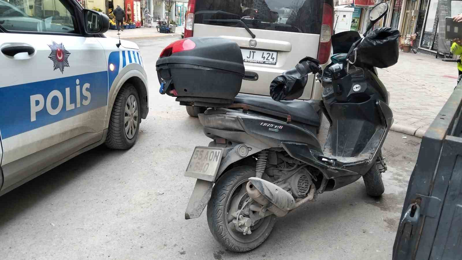Devrilen motosikletin s&uuml;r&uuml;c&uuml;s&uuml; yaralandı
