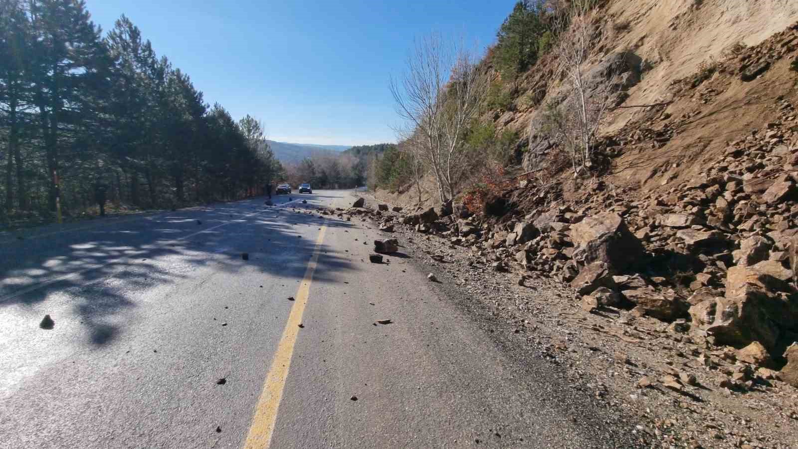 Heyelanlı bölgede tehlike sürüyor: Domaniç-İnegöl karayoluna taş düştü