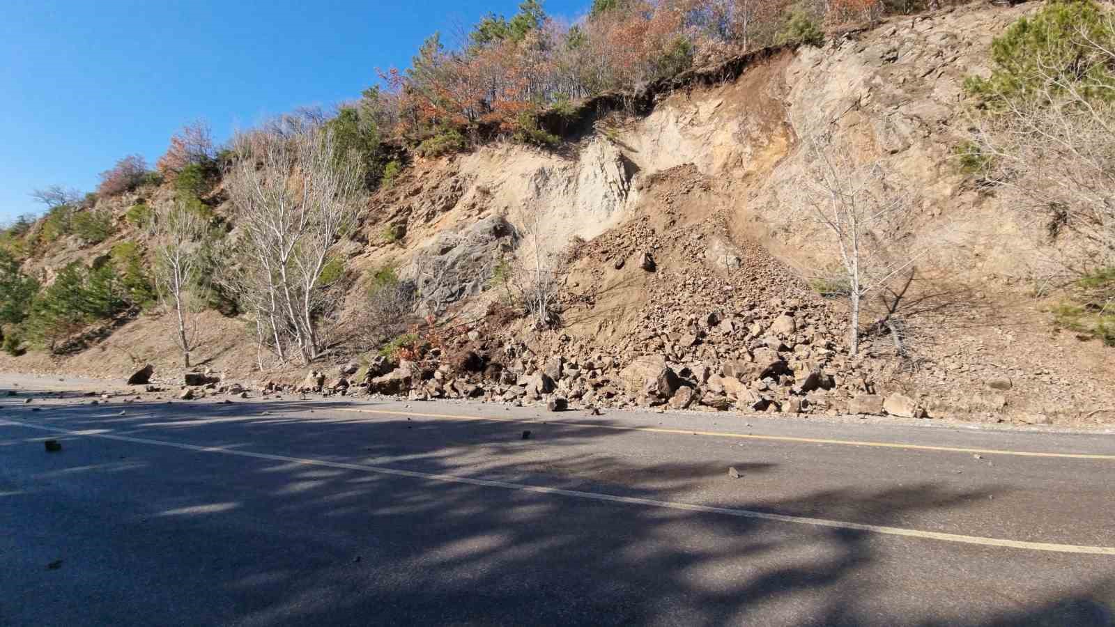 Heyelanlı b&ouml;lgede tehlike s&uuml;r&uuml;yor: Domani&ccedil;-İneg&ouml;l karayoluna taş d&uuml;şt&uuml;
