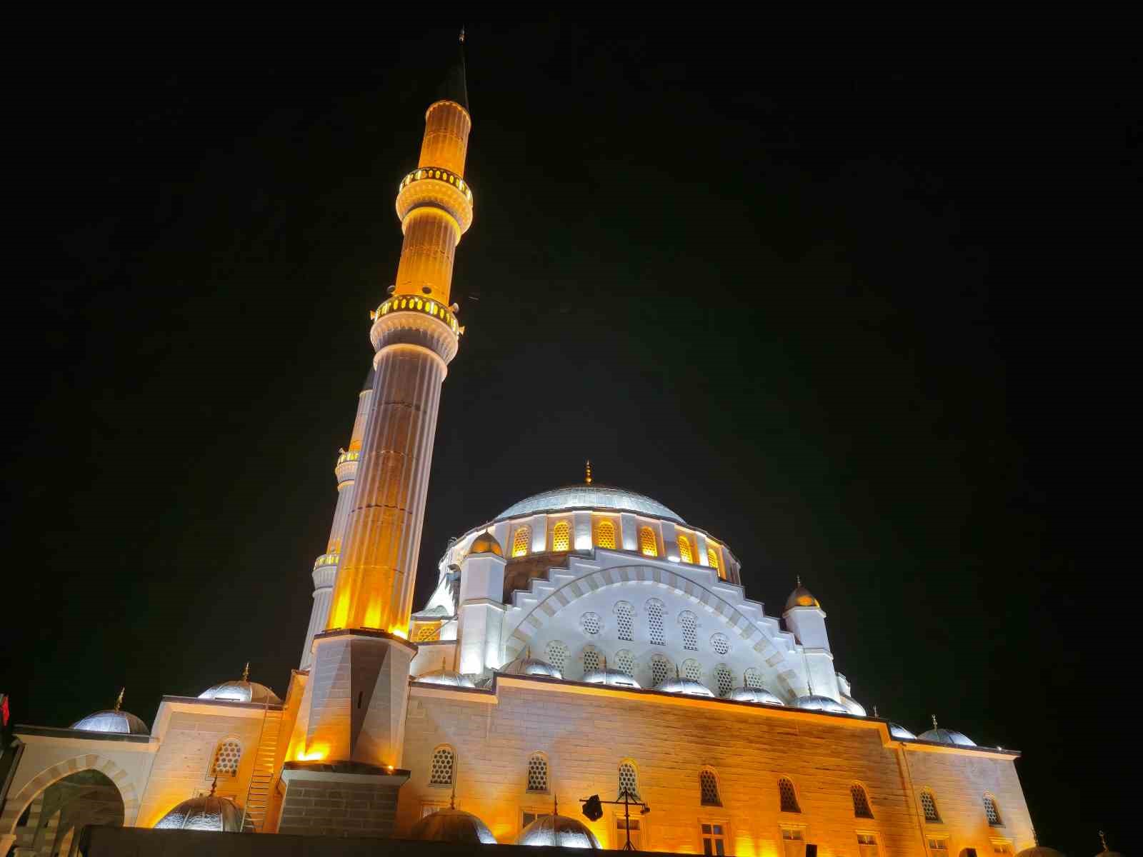 Türkiye’nin ilk asansörlü camisi gece aydınlatmasıyla Ramazan ayını karşılıyor
