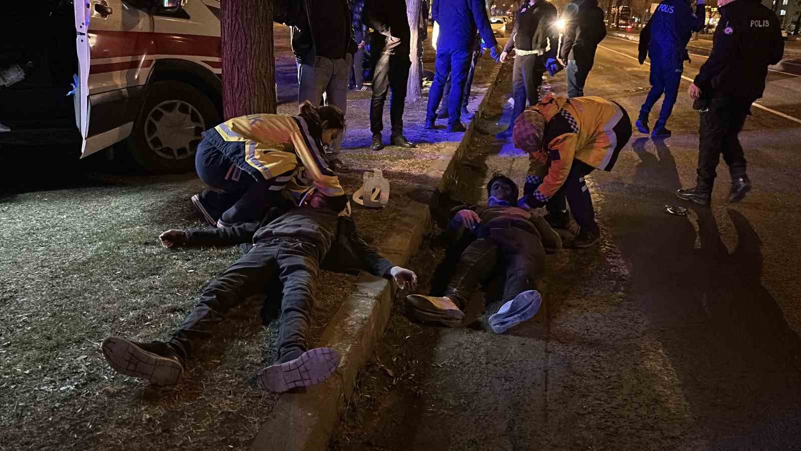 Siverek&rsquo;te motosiklet yayaya &ccedil;arptı: 3 yaralı
