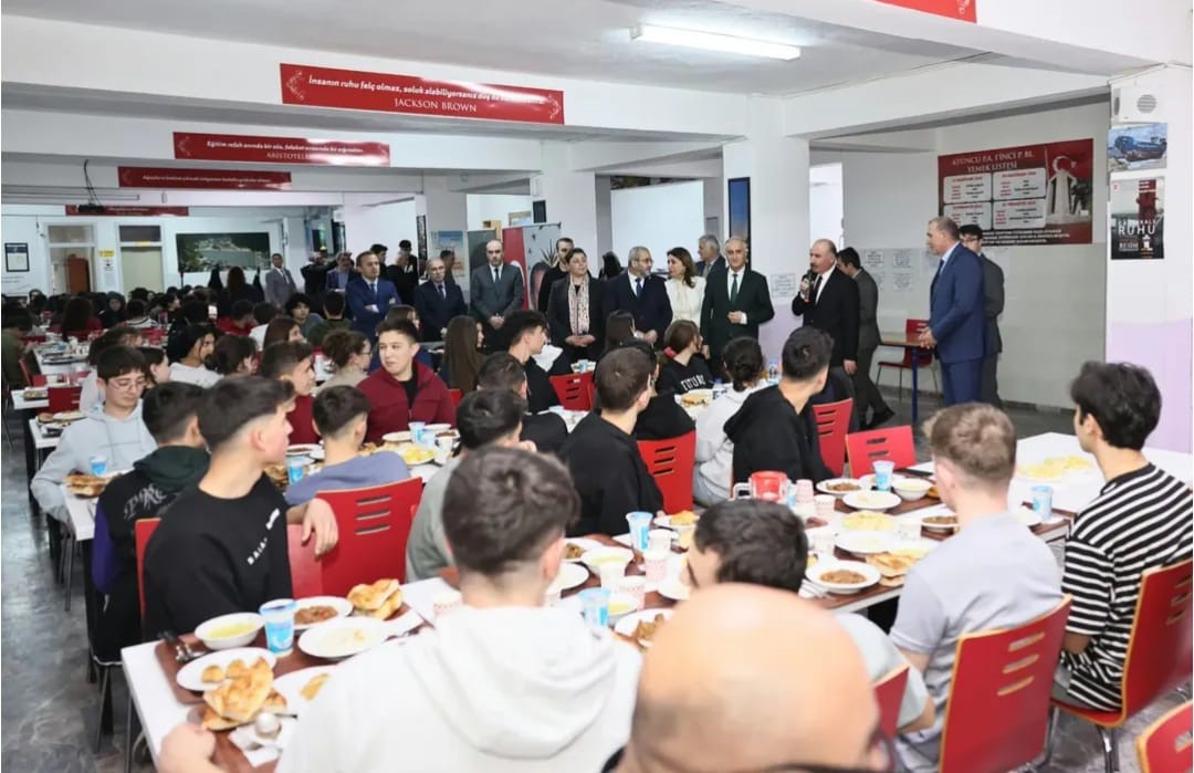 &Ccedil;orum Valisi &Ccedil;algan lise &ouml;ğrencileri ile iftarda buluştu
