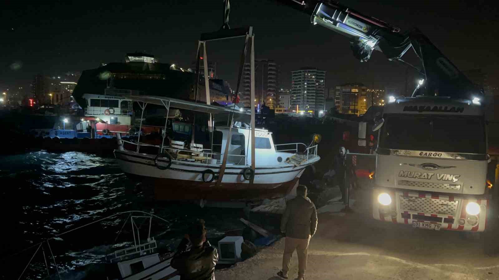 Balıkçılar, tekneleri alabora olmasın diye mücadele verdiler