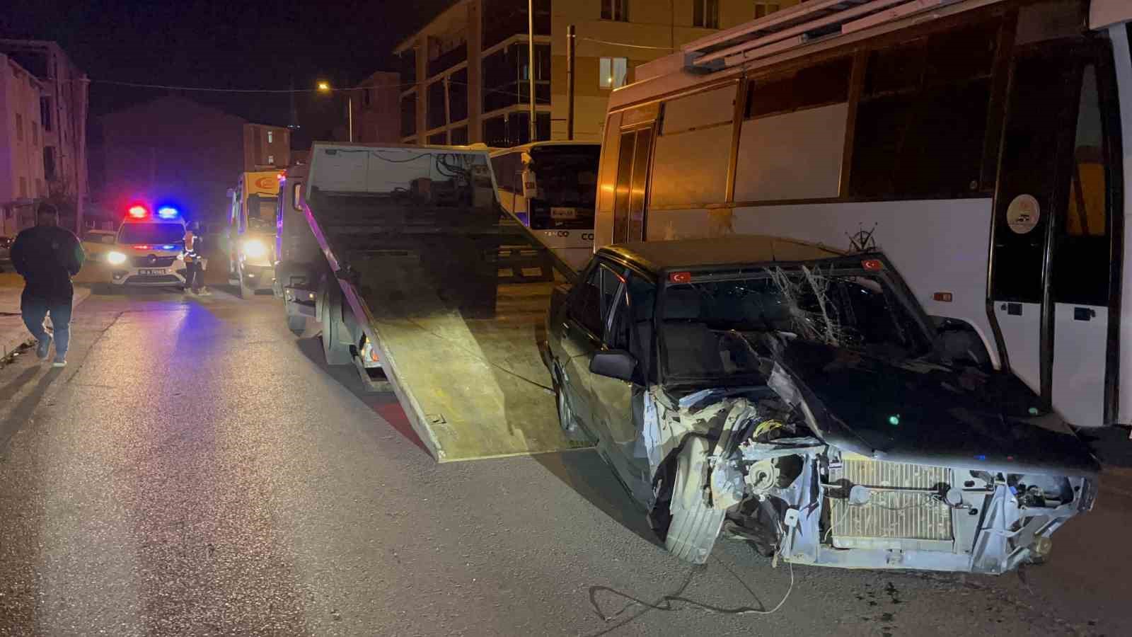 Aydınlatma direğine çarpan alkollü sürücü hurdaya dönen araçtan yara almadan çıktı