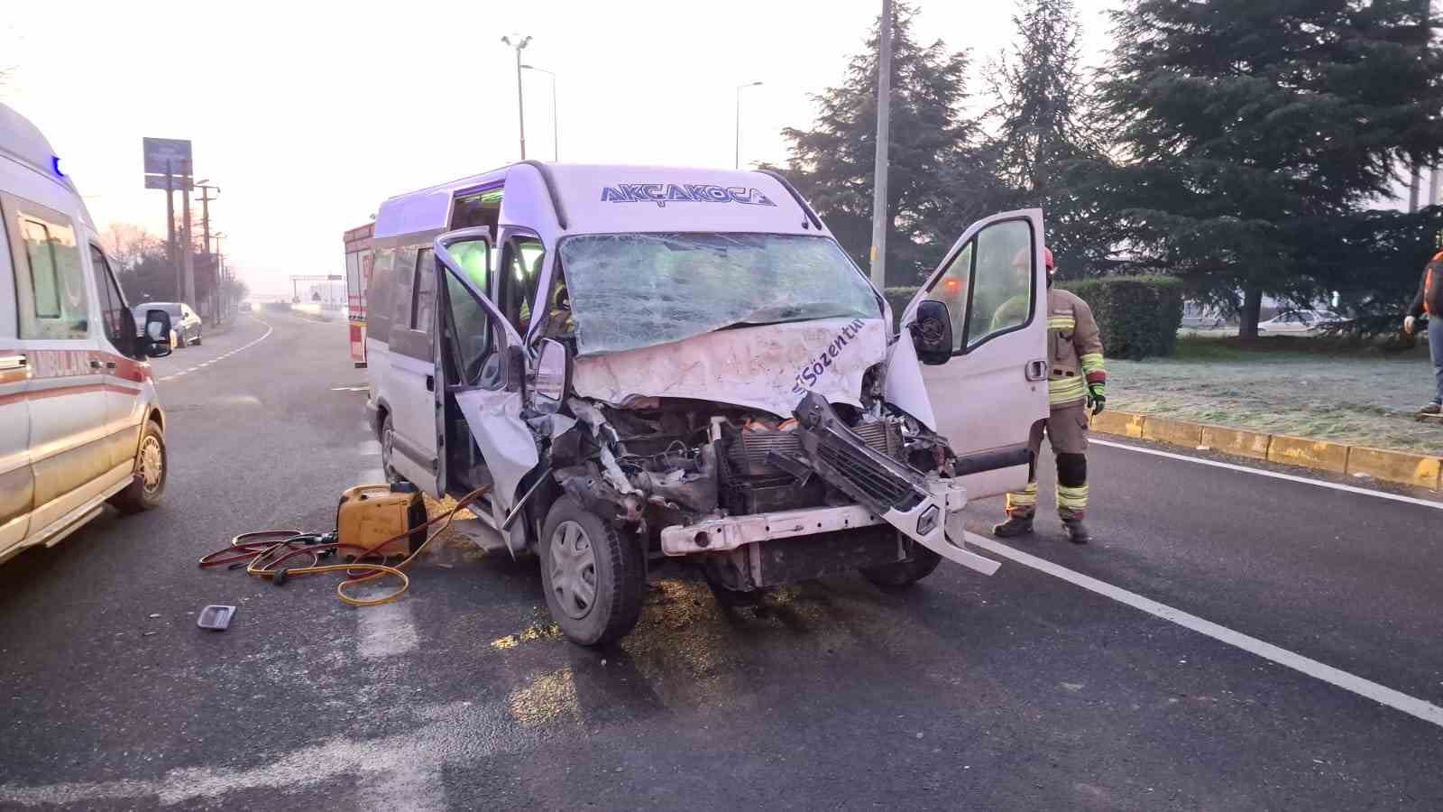 Minibüs tıra arkadan çarptı: 1 yaralı