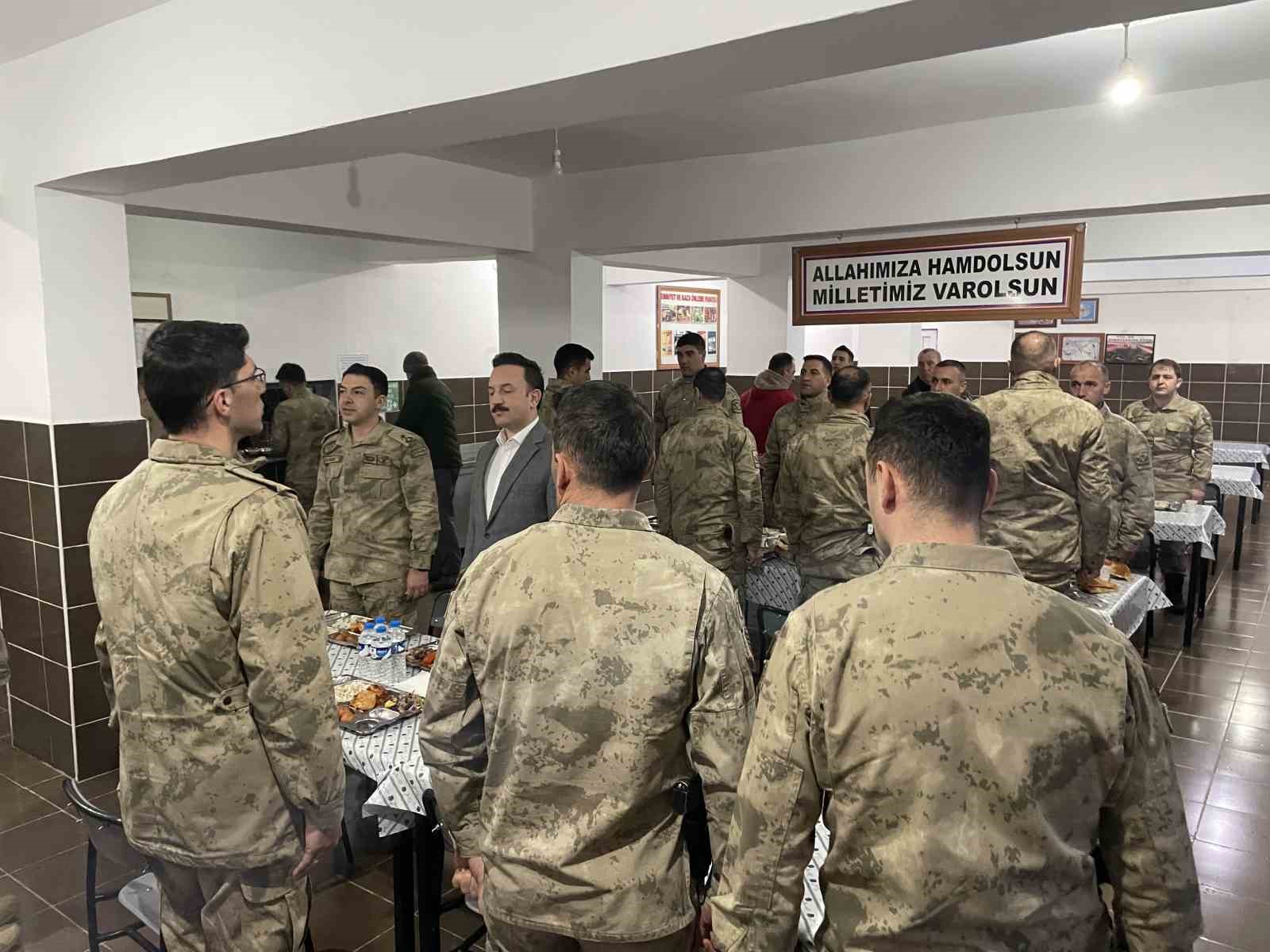 Kaymakam Bayram, jandarma personeliyle iftar a&ccedil;tı
