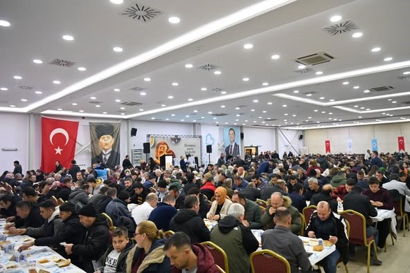 Başkan Ahmet Akın, Kepsut&rsquo;ta Ramazan iftar yemeği d&uuml;zenledi
