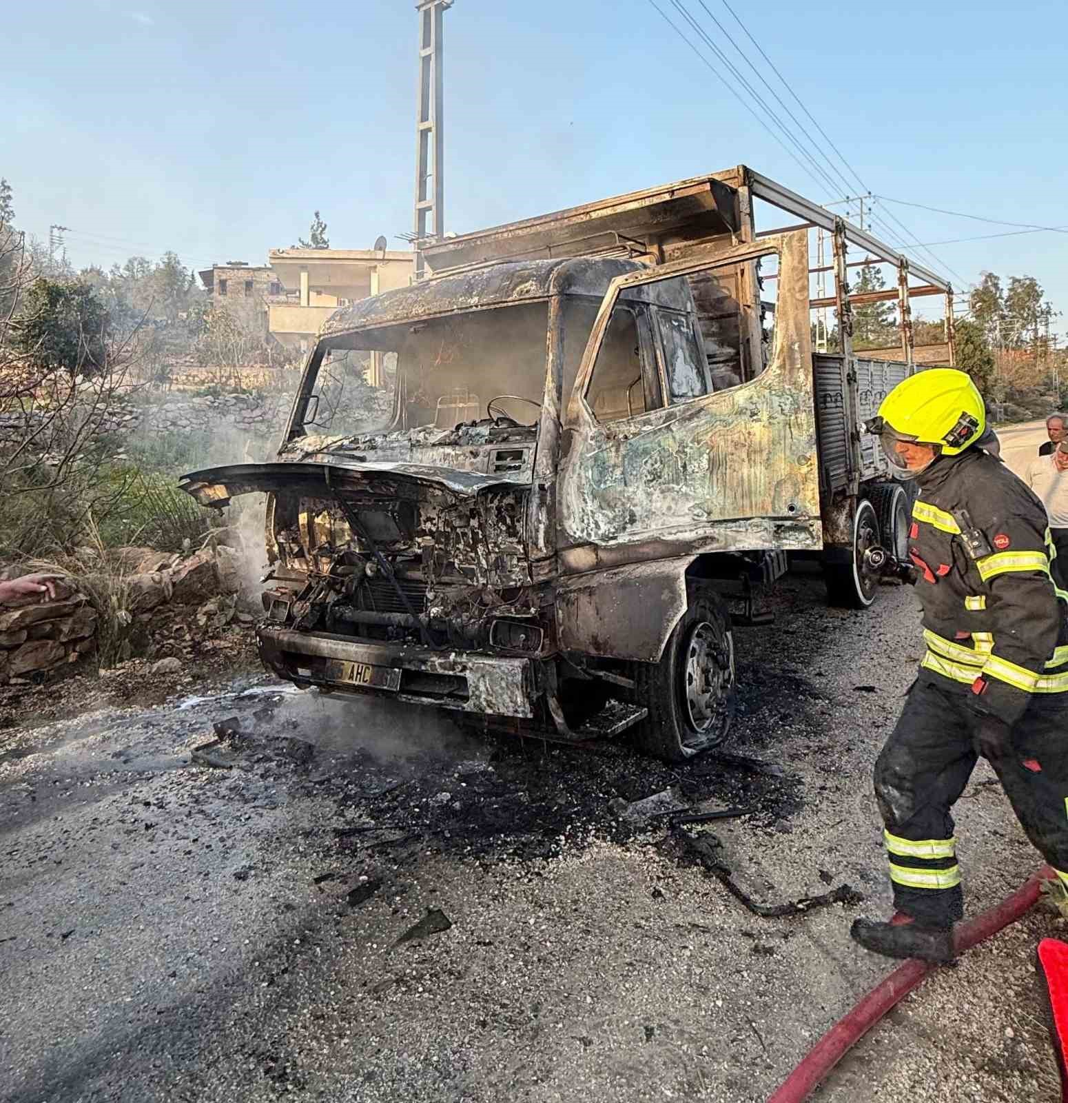 Yanan araca müdahale eden sürücü yaralandı
