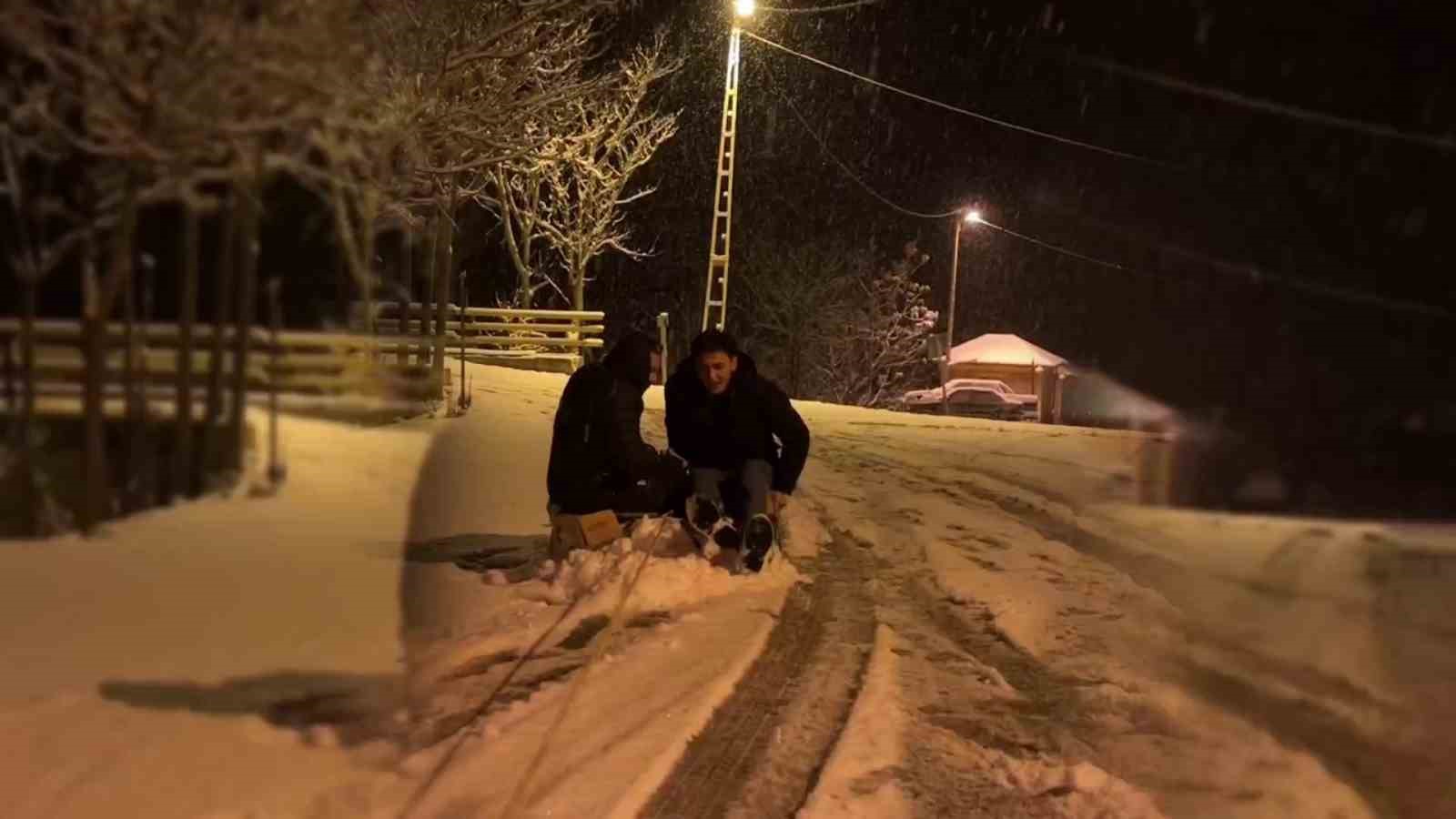 Uzundere’de gençlerin kar keyfi