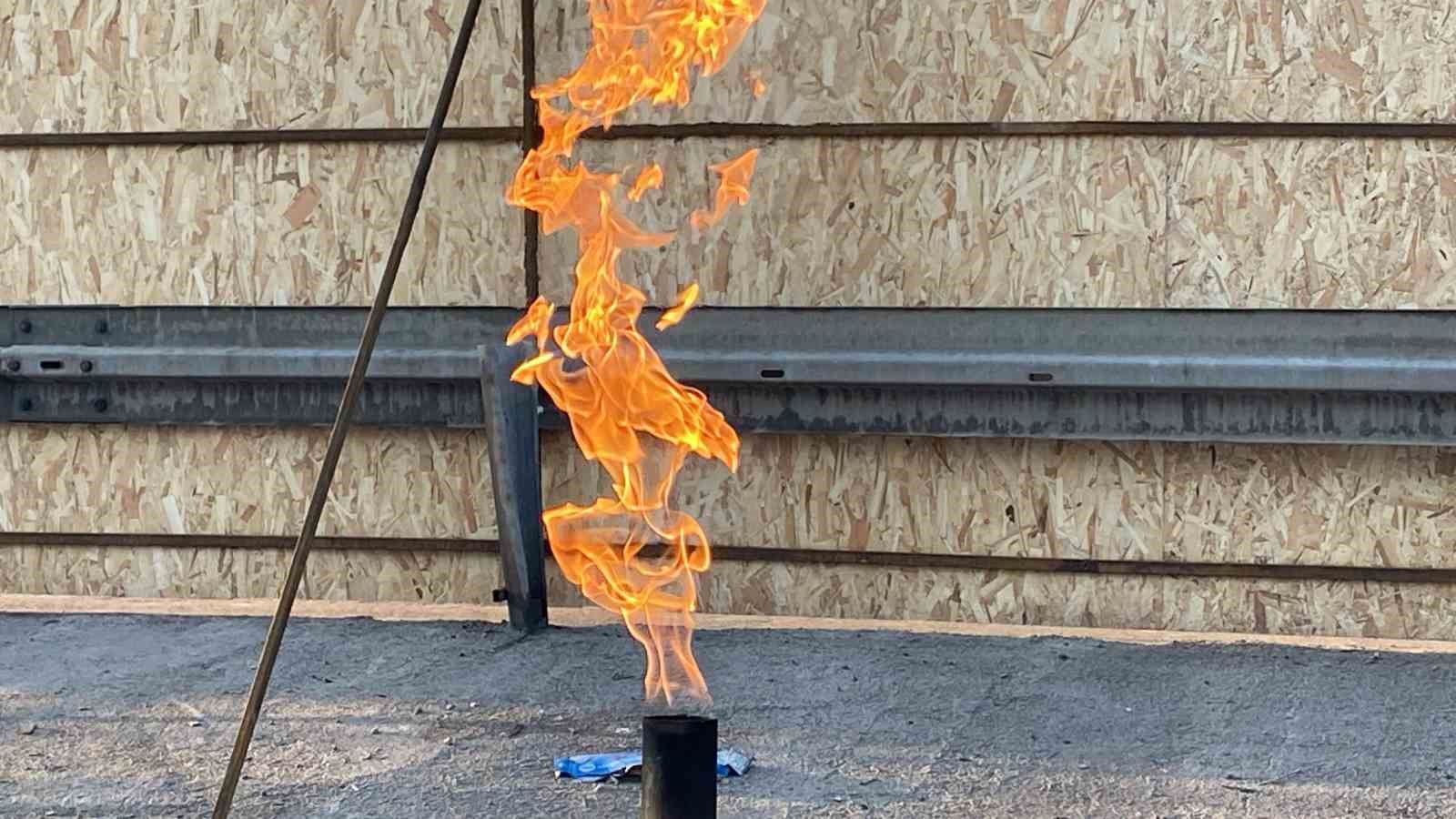 Yer altından çıkan gaz 3 gündür yanıyor
