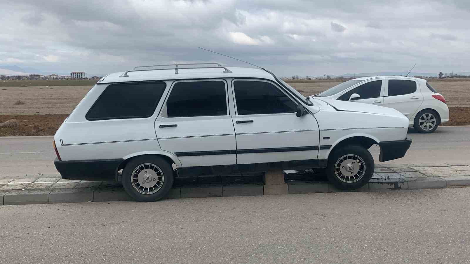 Karaman’da orta refüje çıkan otomobilin sürücüsü yaralandı