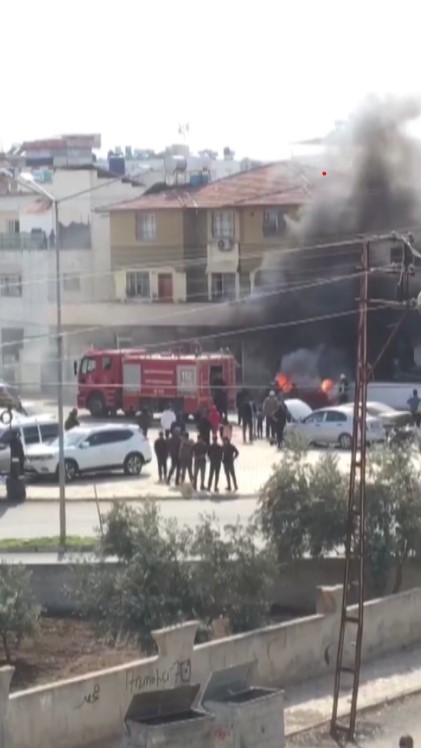 Reyhanlı&rsquo;da kamyonet alevlere teslim oldu

