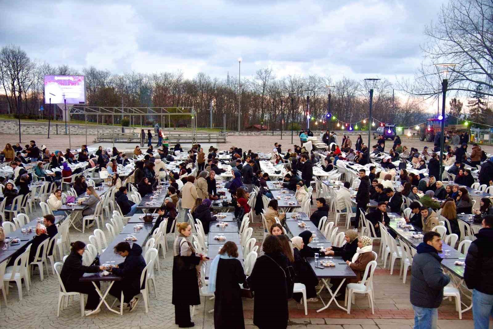 OMÜ’de protokol ve 4 bin 500 öğrenci iftarda buluştu
