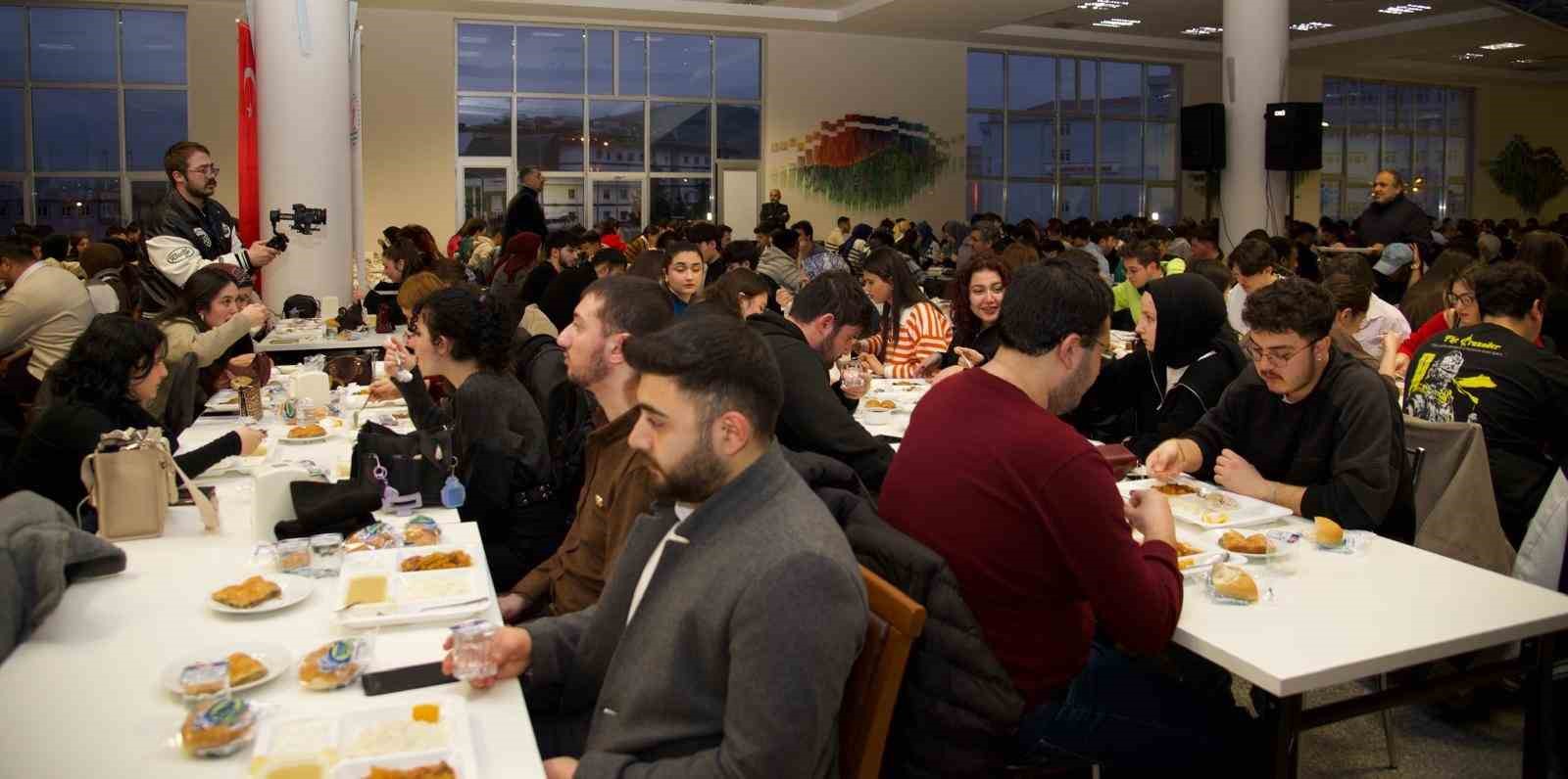 OM&Uuml;&rsquo;de protokol ve 4 bin 500 &ouml;ğrenci iftarda buluştu
