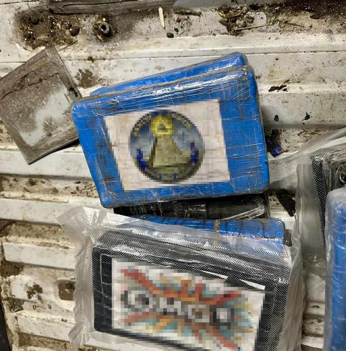 T&uuml;rk gen&ccedil;lerini zehirleyeceklerdi: 23,9 kilogram kokain ve 27,24 kilogram sentetik uyuşturucu yakalandı
