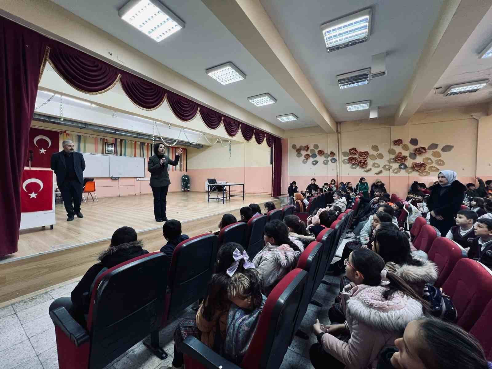 Kamu personellerine ve öğrencilere ‘fermuar sistemi’ anlatıldı