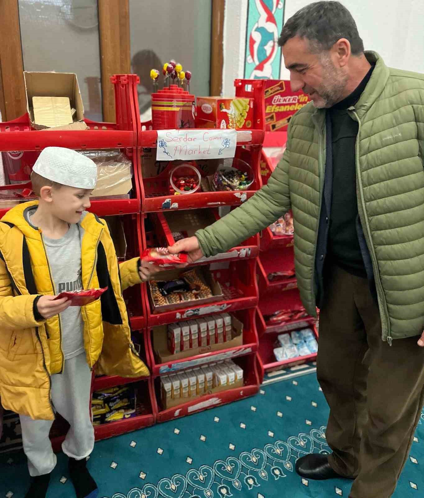 Gediz’de İmam-Hatip Ramazan Dinçer’den minik cemaatine özel mini market